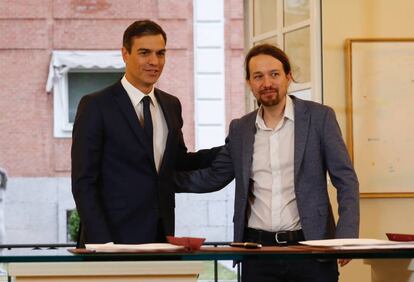 El presidente del Gobierno, Pedro Sánchez y el secretario general de Podemos, Pablo Iglesias, durante la firma en el Palacio de la Moncloa del acuerdo sobre el proyecto de ley de presupuestos para 2019. 