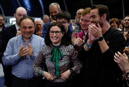 La candidata del partido Alianza, Paula Bradshaw, durante el recuento en Belfast, el sábado 7 de mayo.