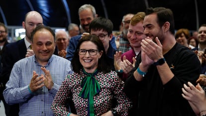 La candidata del partido Alianza, Paula Bradshaw, durante el recuento en Belfast, el sábado 7 de mayo.