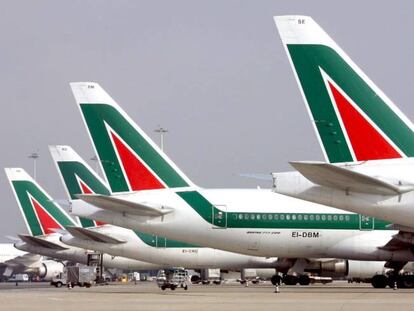 Varios aviones de Alitalia en el aeropuerto internacional 'Leonardo da Vinci' de Fiumicino, Roma, Italia. 