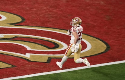 Christian McCaffrey de San Francisco 49ers anota un touchdown. 