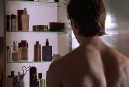 Así se enfrenta Patrick Bateman a su rutina de belleza en 'American Psycho'.