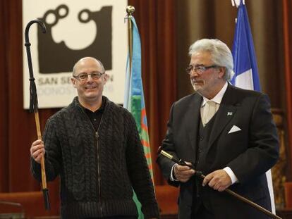 Juan Karlos Izagirre y Manuel Vizarraga, en el acto de reconocimiento con motivo del Día Internacional del Pueblo Gitano.