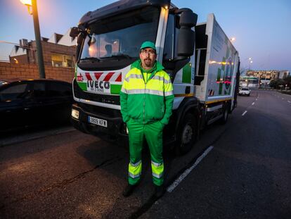 Miguel Ledesma, empleado de recogida de residuos del Ayuntamiento de Madrid, trabajando en el amanecer del domingo durante el estado de alarma.