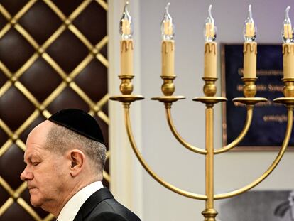 El canciller alemán, Olaf Scholz, pasa junto a un candelabro antes de dar su discurso en el 85 aniversario de la Noche de los Cristales Rotos en la sinagoga Beth Zion de Berlín, este jueves.
