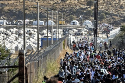 Multitud de inmigrantes se reúnen fuera del campo de refugiados temporal en Kara Tepe mientras esperan salir de Lesbos hacia Grecia continental. Alrededor de 700 personas se irán este lunes, 20 días después de los sucesivos incendios que el 9 de septiembre devastaron el campo de refugiados de Moria y dejaron a más de 12.000 refugiados sin un sitio donde vivir.