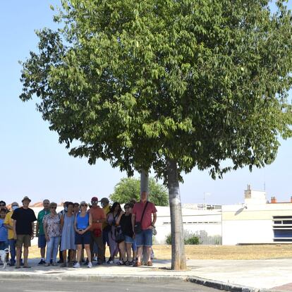 El vecindario del Polígono se cobija bajo un árbol para exigir más árboles, el pasado 16 de julio.