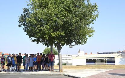 El vecindario del Polígono se cobija bajo un árbol para exigir más árboles, el pasado 16 de julio.