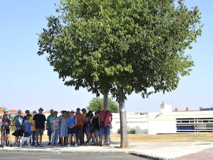 El vecindario del Polígono se cobija bajo un árbol para exigir más árboles, el pasado 16 de julio.