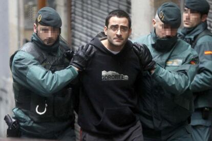 Agentes de la Guardia Civil conducen a Iñigo Zapirain Romano durante la desarticulación del comando Otazua.