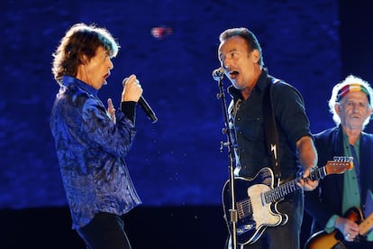 Mick Jagger y Bruce Springsteen en el concierto que ofrecieron los Rolling Stones en Lisboa. El Boss apareció en escena entre la incredulidad general y cantó con el líder de los Rolling 'Tumbling Dice'.