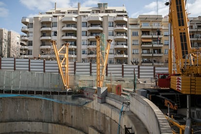 Pozo de la futura estación de Mandri de la Línea 9 del metro de Barcelona.