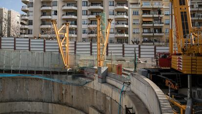 Obras de la línea 9 del metro de Barcelona en la futura estación de Mandri.