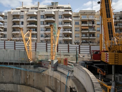 Obras de la línea 9 del metro de Barcelona en la futura estación de Mandri.