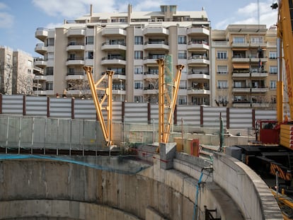 Pozo de la futura estación de Mandri de la Línea 9 del metro de Barcelona.