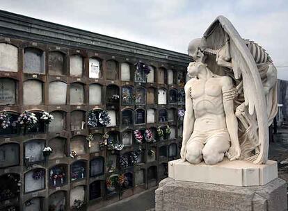 Grupo escultórico <i>El beso de la muerte</i> en el cementerio de Poblenou, Barcelona.