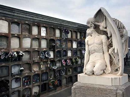 Grupo escultórico <i>El beso de la muerte</i> en el cementerio de Poblenou, Barcelona.