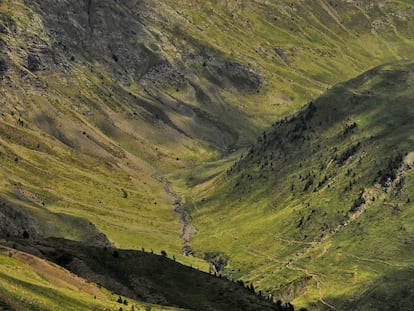 La Canal Roya, el valle en el que se quiere construir una telecabina para unir las estaciones de esquí de Astún y Formigal.