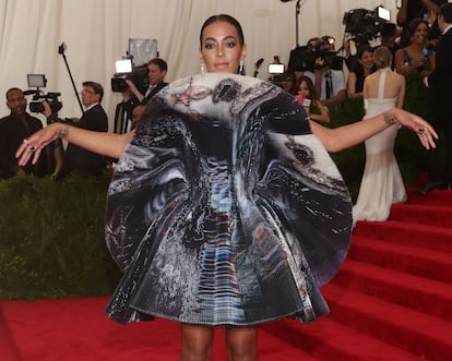 Absolutamente hipnótico era el vestido de Giles que lució Solange en la edición de 2015.