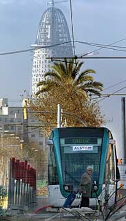 El tranvía en Diagonal Mar con la torre Agbar, de Jean Nouvel, al fondo.