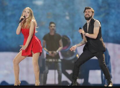 Ilinca y Alex Florea representantes de Rumania durante su actuación "Yodel It!".