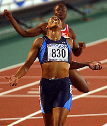 Marion Jones ha conseguido en los 200 metros su primer oro en los Mundiales de Edmonton.