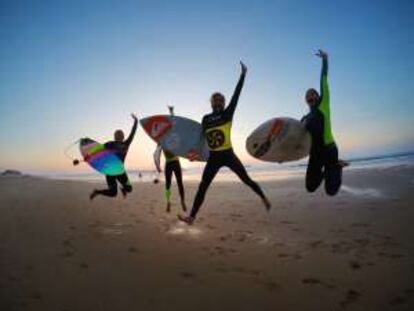 Surfistas en la playa de Somo, en Cantabria.