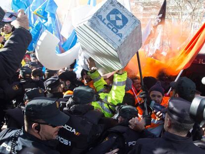 Trabajadores de Alcoa de Galicia y Asturias protestan en Madrid.