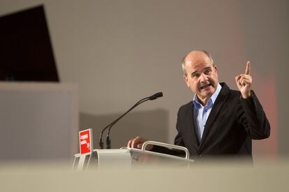 Manuel Chaves, presidente del PSOE, interviene durante el 38 congreso federal del PSOE que se celebra en Sevilla.