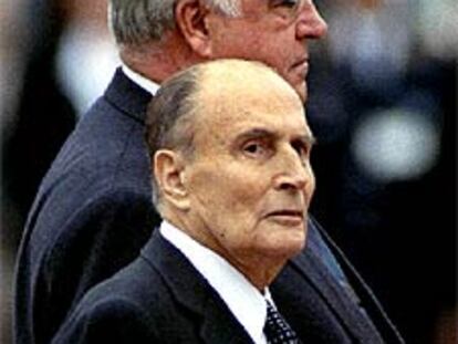 De izquierda a derecha, el canciller alemán Kohl y el presidente francés Mitterrand, en 1994. De Gaulle y Adenauer, en 1961.