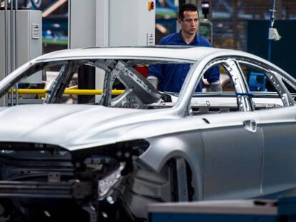 Un trabajador en la planta de Ford en Almussafes, Valencia. 