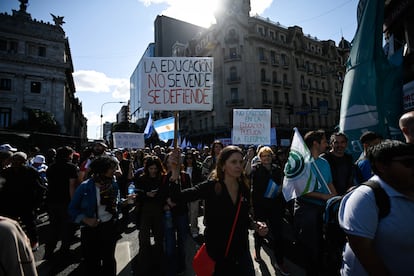 Los manifestantes han elegido el Congreso y no la Casa Rosada porque es allí donde se juega el futuro de una ley de financiamiento universitario aprobada por la oposición el 13 de septiembre pasado.