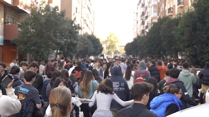 Jóvenes reunidos en la pop-up de Scuffers abierta en Madrid este viernes. FOTO CEDIDA.