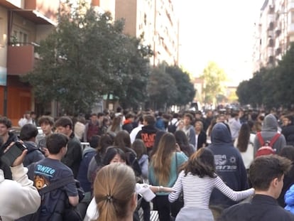 Jóvenes reunidos en la pop-up de Scuffers abierta en Madrid este viernes. FOTO CEDIDA.