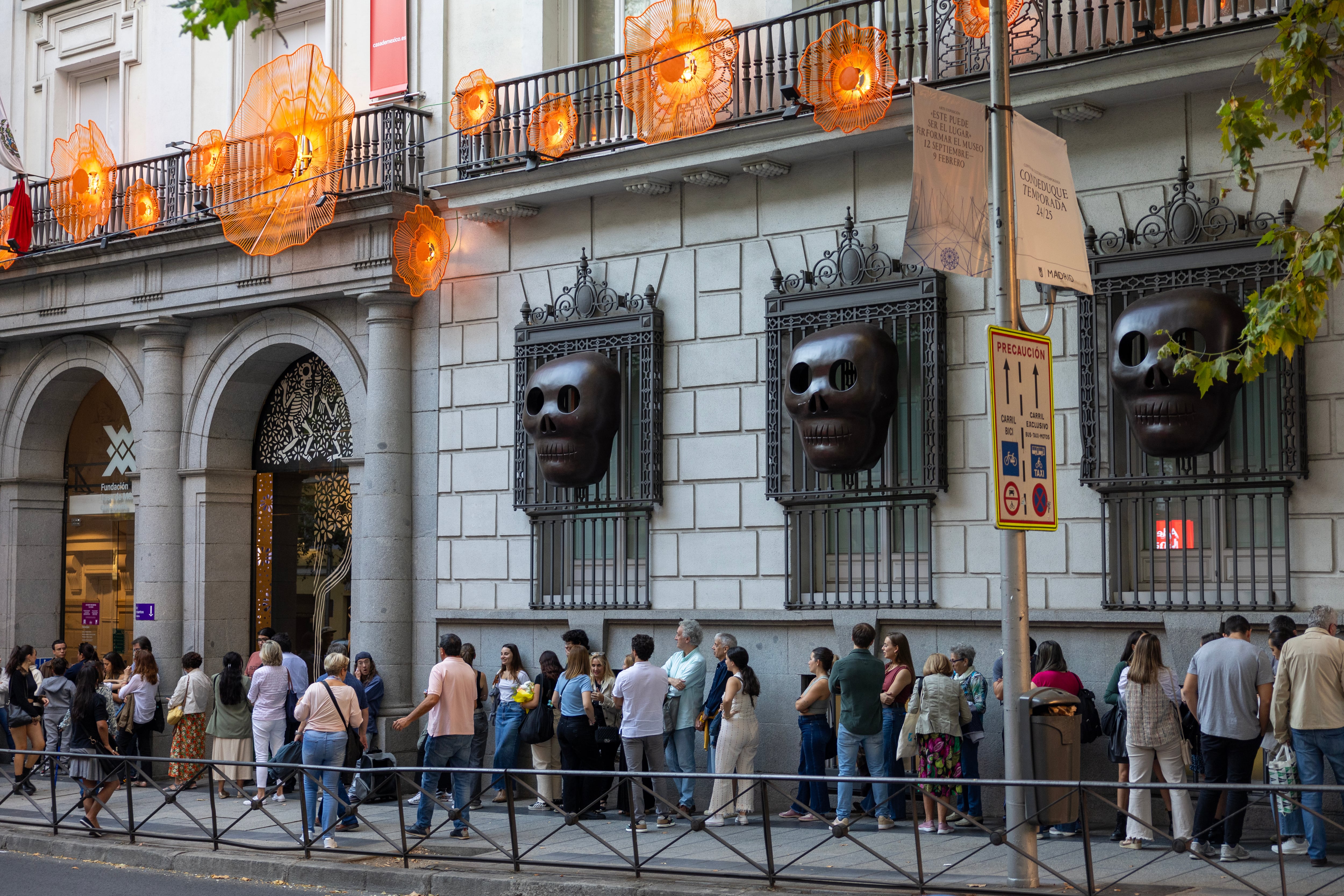 Varias personas hacen cola para entrar al altar de muertos, el viernes 4 de octubre. 