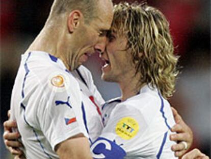 Koller y Nedved celebran el segundo gol de la República Checa.