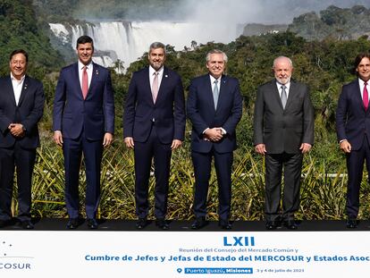 De izq. a dcha los presidentes Luis Arce (Bolivia), Santiago Peña (mandatarios electo de Paraguay), Mario Abdo (Paraguay), Alberto Fernández (Argentina), Lula da Silva (Brasil) y Luis Lacalle Pou (Uruguay) este martes en Puerto Iguazú.