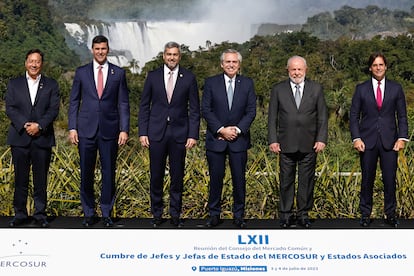 De izq. a dcha los presidentes Luis Arce (Bolivia), Santiago Peña (mandatarios electo de Paraguay), Mario Abdo (Paraguay), Alberto Fernández (Argentina), Lula da Silva (Brasil) y Luis Lacalle Pou (Uruguay) este martes en Puerto Iguazú.