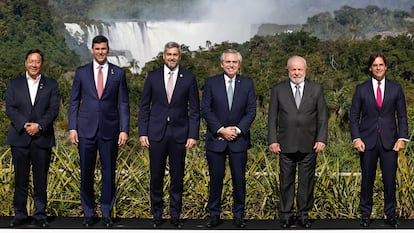 De izq. a dcha los presidentes Luis Arce (Bolivia), Santiago Peña (mandatarios electo de Paraguay), Mario Abdo (Paraguay), Alberto Fernández (Argentina), Lula da Silva (Brasil) y Luis Lacalle Pou (Uruguay) este martes en Puerto Iguazú.