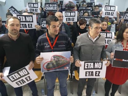 Patxi López, en el centro, durante el congreso de las Juventudes Socialistas de Euskadi.