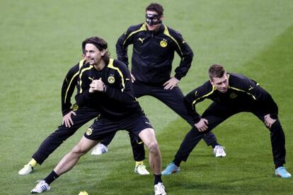 Subotic, en el medio, entrena en el Bernabéu con sus compañeros.