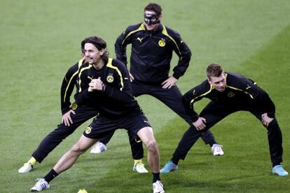 Subotic, en el medio, entrena en el Bernab&eacute;u con sus compa&ntilde;eros.