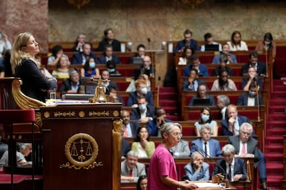 La primera ministra francesa, Élisabeth Borne (en el centro), durante su discurso ante la Asamblea Nacional, este miércoles.