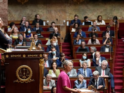 La primera ministra francesa, Élisabeth Borne (en el centro), durante su discurso ante la Asamblea Nacional, este miércoles.