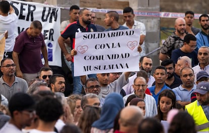 Manifestación en Piera contra el incendio intencionado de la mezquita.