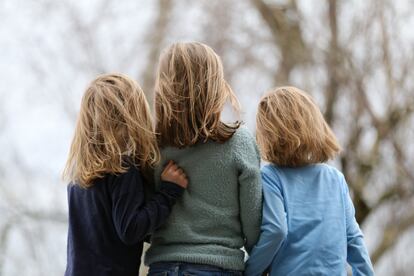 Tres niñas en el bosque.