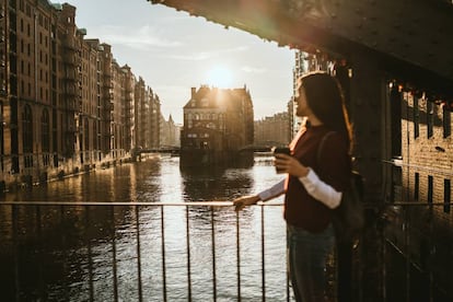 Canal del barrio de antiguos almacenes de Speicherstadt, en Hamburgo (Alemania).