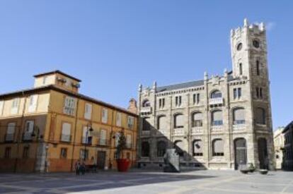 La fachada amarilla de la mansión de los Sierra Pambley en la plaza de la catedral de León.