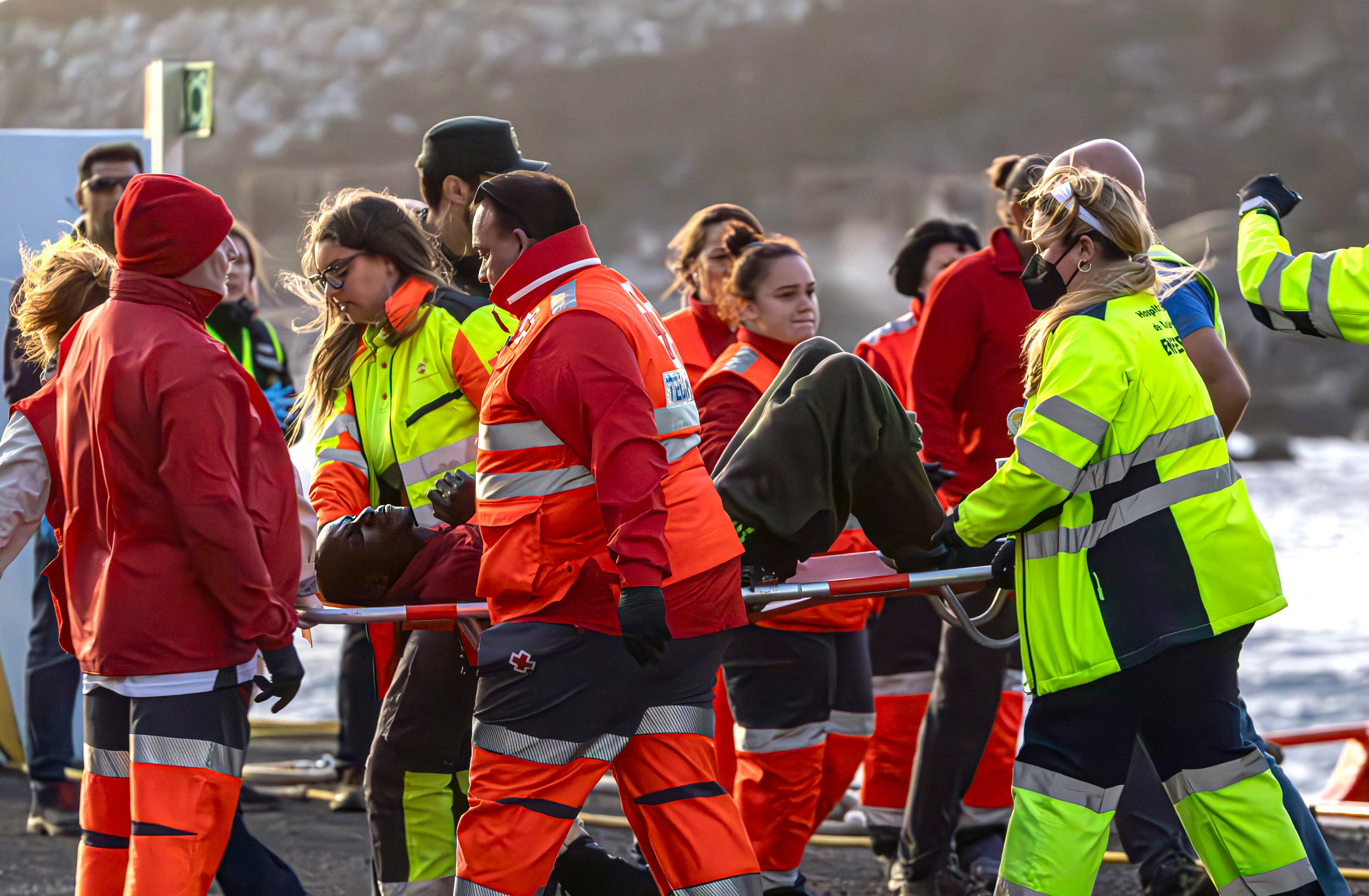 Llegada al puerto de La Restinga de 43 personas rescatadas en un cayuco el pasado miércoles. Cruz Roja, Policía, Guardia Civil y personal sanitario tuvieron que agarrar a cada uno de los náufragos para evitar que cayesen al suelo. Uno de ellos, en la imagen, fue sacado en volandas del buque de rescate y  tuvo que ser hospitalizado por hipotermia e hipoglucemia. “Está muy malito”, contaba a pie de muelle el médico Luis González. El despliegue, de casi una treintena de efectivos, es muy diferente al modesto equipo que se veía hace cuatro meses cuando se dispararon las llegadas a la isla. Hay hasta un hospitalito de campaña, baños y carpas con sillas para sentarlos. Antes, solo era asfalto a la intemperie.