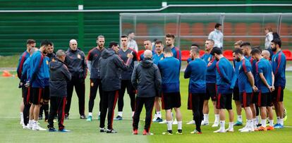 Hierro, con los jugadores durante el entrenamiento en Kaliningrado este domingo.